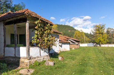 Bulgaristan 'ın Sofya Şehir Bölgesi' ndeki Nishava Nehri kıyısındaki Saint Petka Çeparlyansky Manastırı 'nın hava manzarası