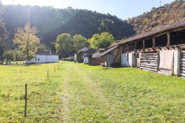 Bulgaristan 'ın Sofya Şehir Bölgesi' ndeki Nishava Nehri kıyısındaki Saint Petka Çeparlyansky Manastırı 'nın hava manzarası