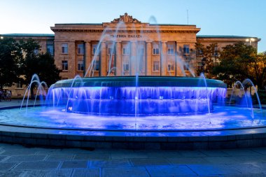 RUSE, BULGARIA - 15 Ağustos 2021: Bulgaristan 'ın Ruse kentinin merkezindeki Özgürlük Meydanı' nın günbatımı