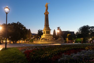 RUSE, BULGARIA - 15 Ağustos 2021: Bulgaristan 'ın Ruse kentinin merkezindeki Özgürlük Meydanı' nın günbatımı
