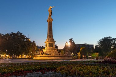 RUSE, BULGARIA - 15 Ağustos 2021: Bulgaristan 'ın Ruse kentinin merkezindeki Özgürlük Meydanı' nın günbatımı