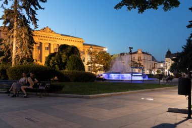 RUSE, BULGARIA - 15 Ağustos 2021: Bulgaristan 'ın Ruse kentinin merkezindeki Özgürlük Meydanı' nın günbatımı