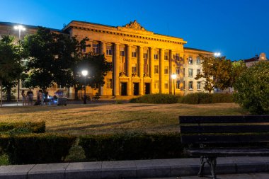 RUSE, BULGARIA - 15 Ağustos 2021: Bulgaristan 'ın Ruse kentinin merkezindeki Özgürlük Meydanı' nın günbatımı