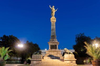 RUSE, BULGARIA - 15 Ağustos 2021: Bulgaristan 'ın Ruse kentinin merkezindeki Özgürlük Meydanı' nın günbatımı