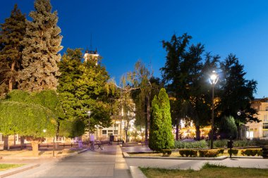 RUSE, BULGARIA - 15 Ağustos 2021: Bulgaristan 'ın Ruse kentinin merkezindeki Özgürlük Meydanı' nın günbatımı