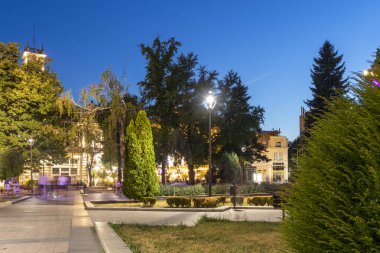 RUSE, BULGARIA - 15 Ağustos 2021: Bulgaristan 'ın Ruse kentinin merkezindeki Özgürlük Meydanı' nın günbatımı