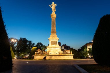 RUSE, BULGARIA - 15 Ağustos 2021: Bulgaristan 'ın Ruse kentinin merkezindeki Özgürlük Meydanı' nın günbatımı