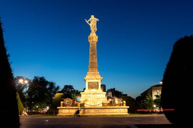 RUSE, BULGARIA - 15 Ağustos 2021: Bulgaristan 'ın Ruse kentinin merkezindeki Özgürlük Meydanı' nın günbatımı