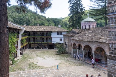 ORESHAK, BULGARIA - 31 Ağustos 2021: Ortaçağ Troyan Varsayım Manastırı, Lovech bölgesi, Bulgaristan