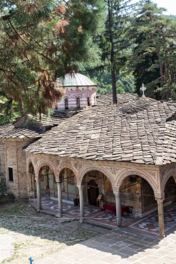ORESHAK, BULGARIA - 31 Ağustos 2021: Ortaçağ Troyan Varsayım Manastırı, Lovech bölgesi, Bulgaristan