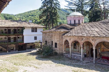 ORESHAK, BULGARIA - 31 Ağustos 2021: Ortaçağ Troyan Varsayım Manastırı, Lovech bölgesi, Bulgaristan
