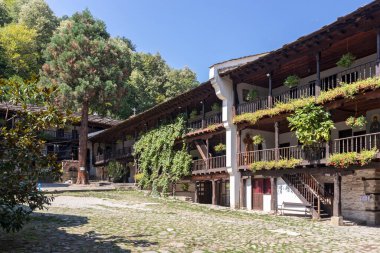 ORESHAK, BULGARIA - 31 Ağustos 2021: Ortaçağ Troyan Varsayım Manastırı, Lovech bölgesi, Bulgaristan