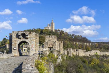VELIKO TARNOVO, BULGARIA - 1 Kasım 2020: İkinci Bulgar İmparatorluğu 'nun başkenti Veliko Tarnovo, Bulgaristan' ın Ortaçağ Kalesi Çarevetleri 'nin kalıntıları