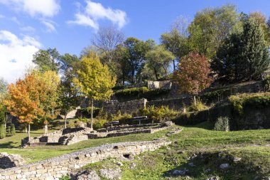 VELIKO TARNOVO, BULGARIA - 1 Kasım 2020: İkinci Bulgar İmparatorluğu 'nun başkenti Veliko Tarnovo, Bulgaristan' ın Ortaçağ Kalesi Çarevetleri 'nin kalıntıları