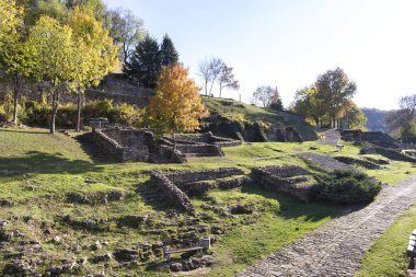 VELIKO TARNOVO, BULGARIA - 1 Kasım 2020: İkinci Bulgar İmparatorluğu 'nun başkenti Veliko Tarnovo, Bulgaristan' ın Ortaçağ Kalesi Çarevetleri 'nin kalıntıları