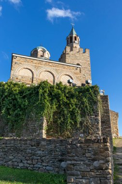 VELIKO TARNOVO, BULGARIA - 1 Kasım 2020: İkinci Bulgar İmparatorluğu 'nun başkenti Veliko Tarnovo, Bulgaristan' ın Ortaçağ Kalesi Çarevetleri 'nin kalıntıları