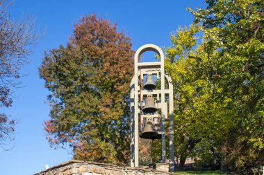 VELIKO TARNOVO, BULGARIA - 1 Kasım 2020: İkinci Bulgar İmparatorluğu 'nun başkenti Veliko Tarnovo, Bulgaristan' ın Ortaçağ Kalesi Çarevetleri 'nin kalıntıları