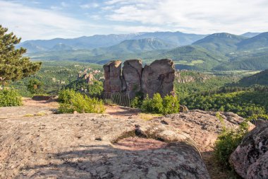 BELOGRADCHIK, BULGARIA - 22 Mayıs 2021: Bulgaristan 'ın Kaleto, Vidin Bölgesi olarak bilinen Ortaçağ Belogradchik Kalesi Harabeleri
