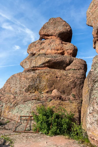 BELOGRADCHIK, BULGARIA - 22 Mayıs 2021: Bulgaristan 'ın Kaleto, Vidin Bölgesi olarak bilinen Ortaçağ Belogradchik Kalesi Harabeleri