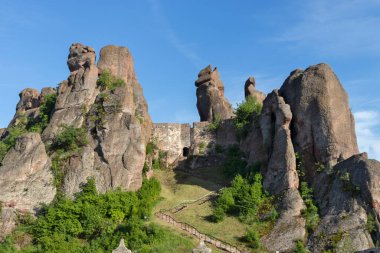 BELOGRADCHIK, BULGARIA - 22 Mayıs 2021: Bulgaristan 'ın Kaleto, Vidin Bölgesi olarak bilinen Ortaçağ Belogradchik Kalesi Harabeleri