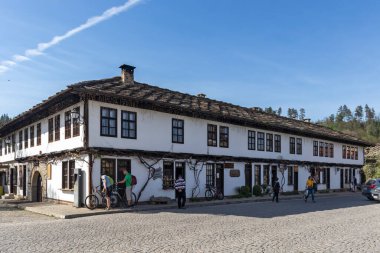 TRYAVNA, BULGARIA - 1 Mayıs 2021: Bulgaristan 'ın eski Tryavna kentindeki Tipik sokak ve Ninetenth Century Binaları