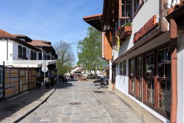 TRYAVNA, BULGARIA - 1 Mayıs 2021: Bulgaristan 'ın eski Tryavna kentindeki Tipik sokak ve Ninetenth Century Binaları