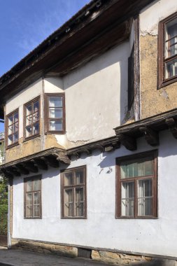 TRYAVNA, BULGARIA - 1 Mayıs 2021: Bulgaristan 'ın eski Tryavna kentindeki Tipik sokak ve Ninetenth Century Binaları