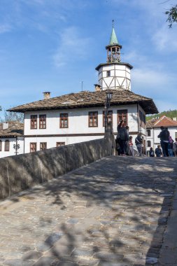 TRYAVNA, BULGARIA - 1 Mayıs 2021: Bulgaristan 'ın eski Tryavna kentindeki Tipik sokak ve Ninetenth Century Binaları