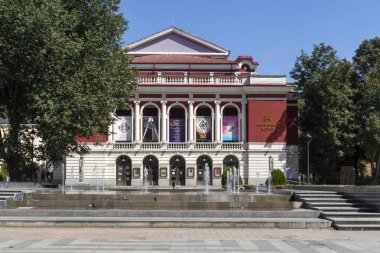 RUSE, BULGARIA - 15 AĞUSTOS 2021: Bulgaristan 'ın Ruse kentinin merkezinde Devlet Operası İnşa Etmek
