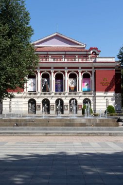RUSE, BULGARIA - 15 AĞUSTOS 2021: Bulgaristan 'ın Ruse kentinin merkezinde Devlet Operası İnşa Etmek