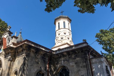 RUSE, BULGARIA - 15 AĞUSTOS 2021: Bulgaristan 'ın Ruse kentinin merkezindeki Kutsal Üçlemeci Ortodoks Kilisesi