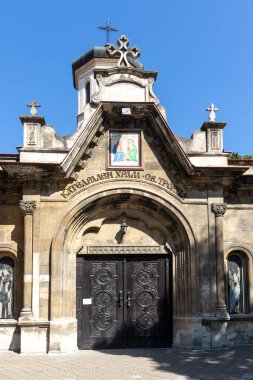 RUSE, BULGARIA - 15 AĞUSTOS 2021: Bulgaristan 'ın Ruse kentinin merkezindeki Kutsal Üçlemeci Ortodoks Kilisesi