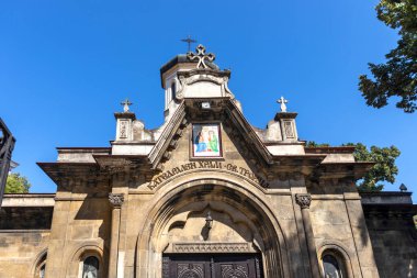 RUSE, BULGARIA - 15 AĞUSTOS 2021: Bulgaristan 'ın Ruse kentinin merkezindeki Kutsal Üçlemeci Ortodoks Kilisesi