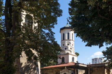 RUSE, BULGARIA - 15 AĞUSTOS 2021: Bulgaristan 'ın Ruse kentinin merkezindeki Kutsal Üçlemeci Ortodoks Kilisesi
