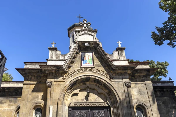 RUSE, BULGARIA - 15 AĞUSTOS 2021: Bulgaristan 'ın Ruse kentinin merkezindeki Kutsal Üçlemeci Ortodoks Kilisesi