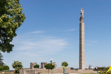 VIDIN, BULGARIA - 23 Mayıs 2021: Bulgaristan 'ın Vidin kentindeki Tuna Nehri kıyısındaki Özgürlük Anıtı