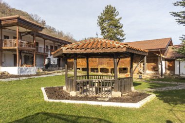 Bulgaristan 'ın Haskovo Bölgesi Topolovgrad kasabası yakınlarındaki Kutsal Üçlü Ortodoks Ustrem Manastırı