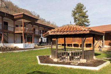 Bulgaristan 'ın Haskovo Bölgesi Topolovgrad kasabası yakınlarındaki Kutsal Üçlü Ortodoks Ustrem Manastırı