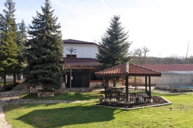 Bulgaristan 'ın Haskovo Bölgesi Topolovgrad kasabası yakınlarındaki Kutsal Üçlü Ortodoks Ustrem Manastırı