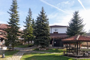 Bulgaristan 'ın Haskovo Bölgesi Topolovgrad kasabası yakınlarındaki Kutsal Üçlü Ortodoks Ustrem Manastırı