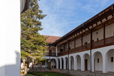 Bulgaristan 'ın Haskovo Bölgesi Topolovgrad kasabası yakınlarındaki Kutsal Üçlü Ortodoks Ustrem Manastırı