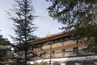 Bulgaristan 'ın Haskovo Bölgesi Topolovgrad kasabası yakınlarındaki Kutsal Üçlü Ortodoks Ustrem Manastırı