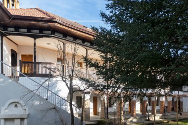 Bulgaristan 'ın Haskovo Bölgesi Topolovgrad kasabası yakınlarındaki Kutsal Üçlü Ortodoks Ustrem Manastırı