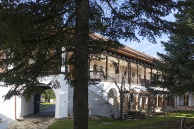 Bulgaristan 'ın Haskovo Bölgesi Topolovgrad kasabası yakınlarındaki Kutsal Üçlü Ortodoks Ustrem Manastırı