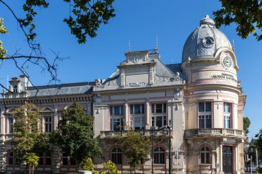 RUSE, BULGARIA -15 Ağustos 2021: Bulgaristan 'ın Rusçuk kentinin merkezinde Kniaz Alexander Battenberg Meydanı