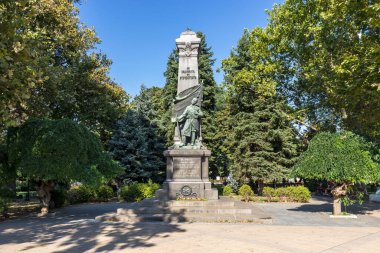 RUSE, BULGARIA -15 Ağustos 2021: Bulgaristan 'ın Rusçuk kentinin merkezinde Kniaz Alexander Battenberg Meydanı