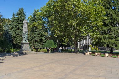 RUSE, BULGARIA -15 Ağustos 2021: Bulgaristan 'ın Rusçuk kentinin merkezinde Kniaz Alexander Battenberg Meydanı