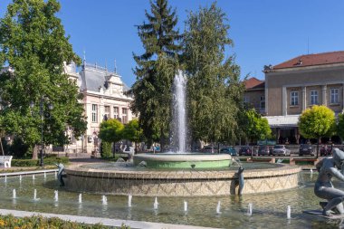 RUSE, BULGARIA -15 Ağustos 2021: Bulgaristan 'ın Rusçuk kentinin merkezinde Kniaz Alexander Battenberg Meydanı