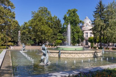 RUSE, BULGARIA -15 Ağustos 2021: Bulgaristan 'ın Rusçuk kentinin merkezinde Kniaz Alexander Battenberg Meydanı