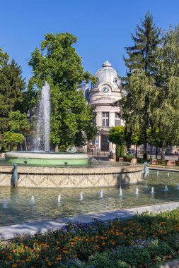RUSE, BULGARIA -15 Ağustos 2021: Bulgaristan 'ın Rusçuk kentinin merkezinde Kniaz Alexander Battenberg Meydanı